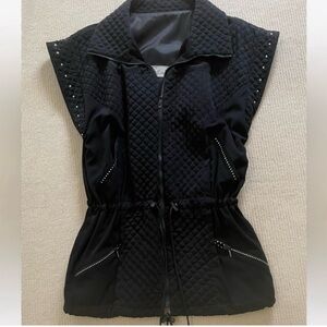 Black Quilted Vest with Collared Neckline and Fitted Silhouette